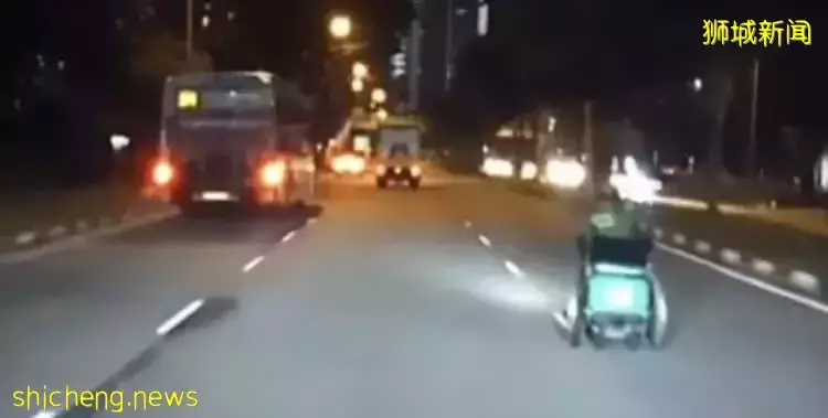 电动轮椅公路上飙车送餐 时速疑高达50公里