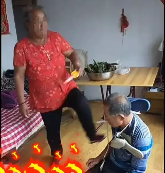 尴尬！新加坡六旬老人吵架吵到大打出手