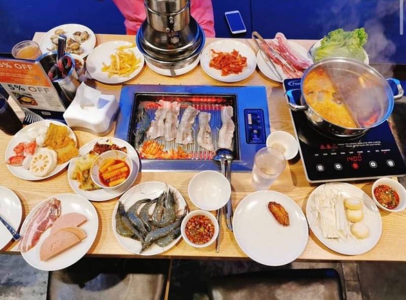 “吃锅瘾”81样新鲜食材、7种特制汤底！每人S$14.90起🔥 火锅烧烤，无限量吃到饱