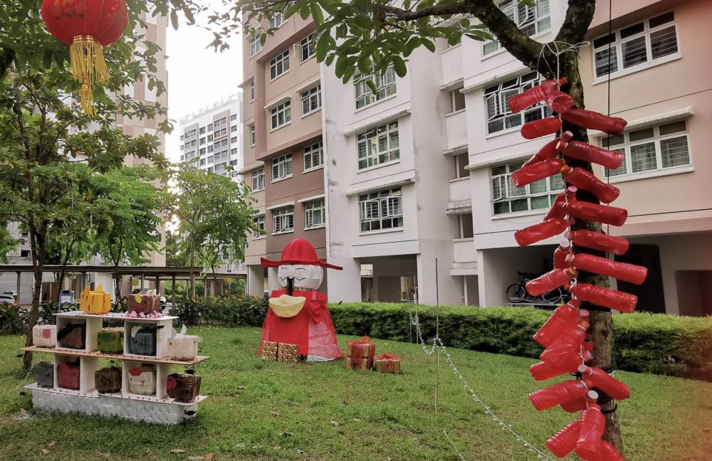 新加坡總理李顯龍魔性拜年視頻火了！各部長花式拜年，竟有財神爺上門討債