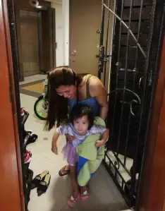 女佣中了新冠才知道,老母亲辛苦养了几年的娃竟然是别人的小棉袄