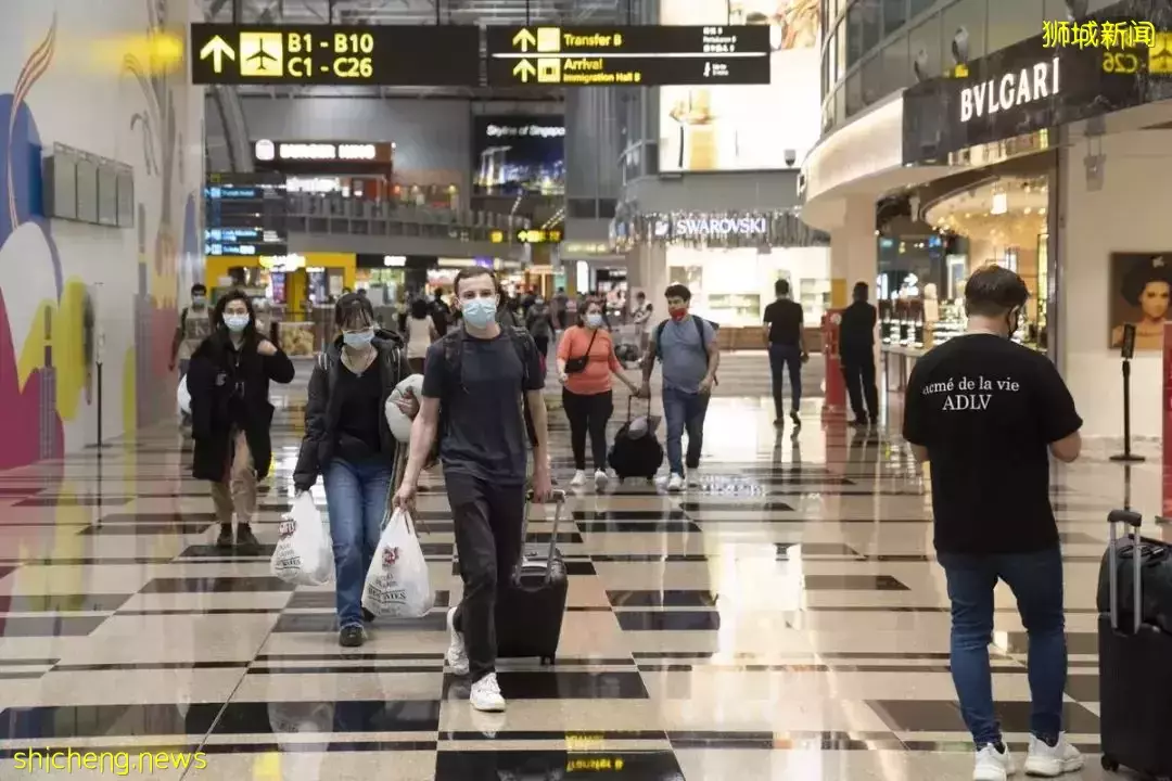 周五，新幣彙率創新高！新加坡爲這一刻等了2年，樟宜機場百萬遊客湧入