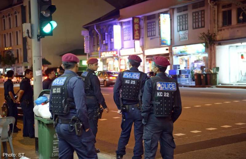 新加坡七部門聯合掃蕩芽籠紅燈區,帶走89人!持刀打架、咬警察、脫衣服… 好亂