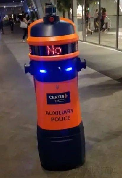 新加坡樟宜機場有一群“多才多藝”的機器人