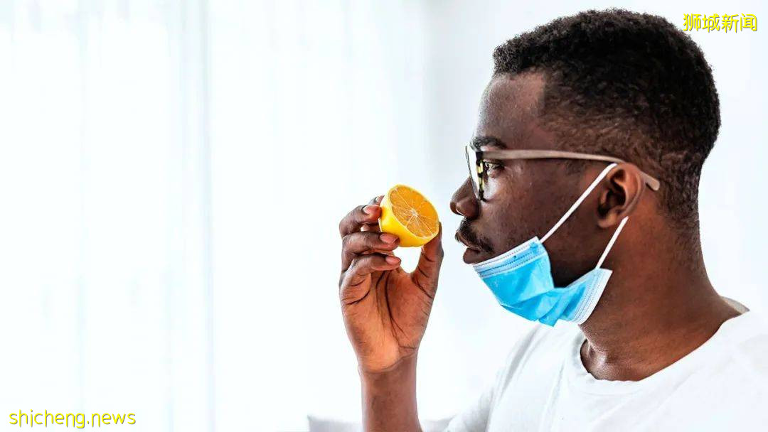 在新加坡打完疫苗後感染，這人喪失了嗅覺和味覺