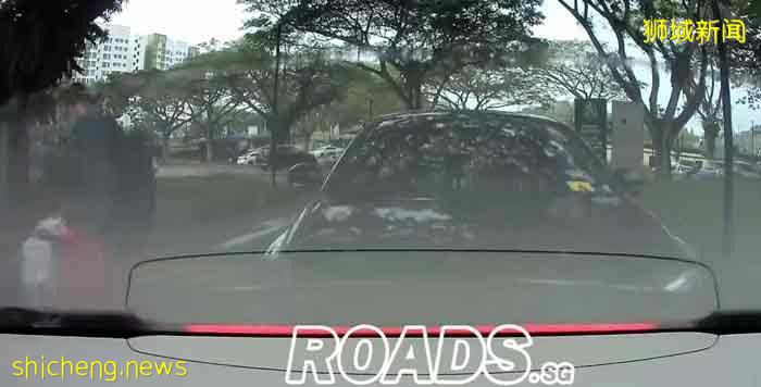 轿车不知何故往前冲 父子差2秒险被撞