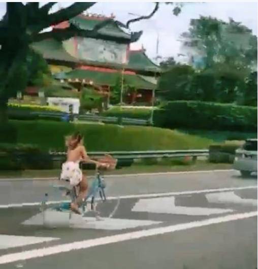 新加坡裸背女骑单车上快速路“飙车”,网友:裸奔也不想看你