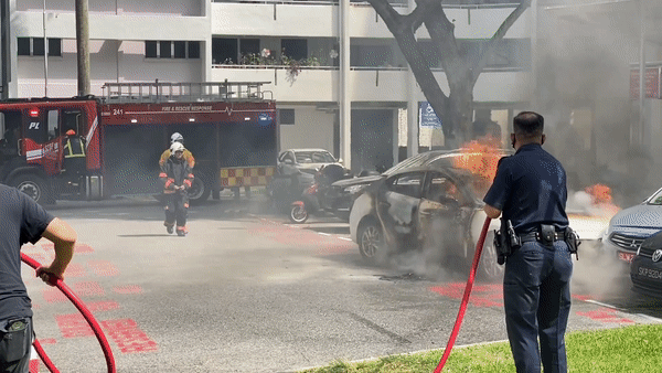 現場淒慘！新加坡白色車輛突然起火，1人死亡