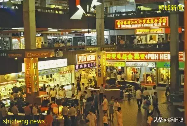 45 張照片,捕捉 1971 年新加坡的街景,來尋找中華文化的痕迹吧