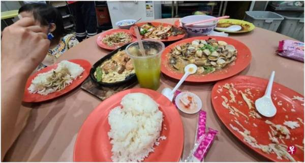 怕小份菜肴不夠吃 攤主擅自換中分 食客氣到去報警