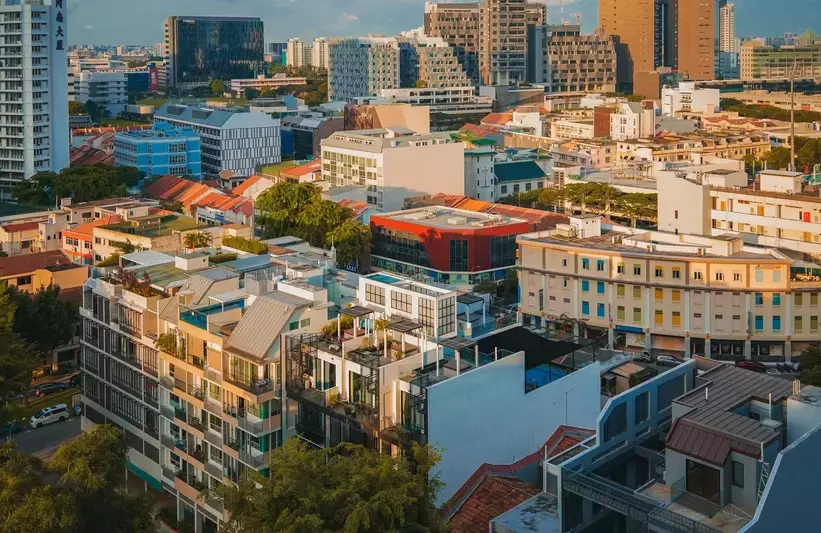 一波三折！加了10個中介＋面試N次，好不容易請到女傭，她卻進了新加坡警察局