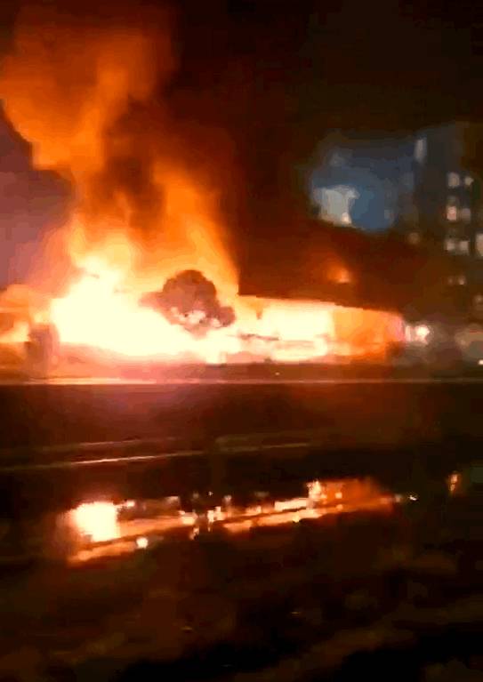 昨晚,新加坡三巴旺財神廟發生了大火,慘不忍睹