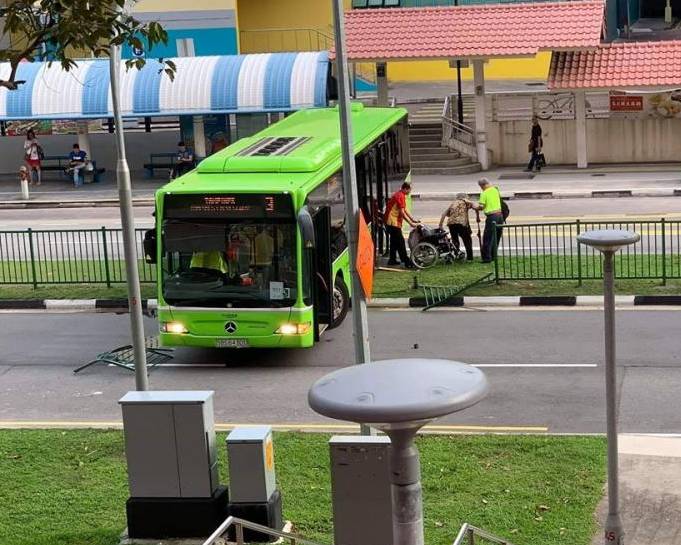 新加坡巴士今天成了拦路虎！撞上路堤撞飞护栏