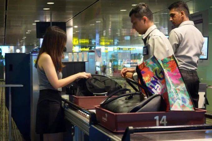 新加坡关闭多国绿色通道！32名女佣、机场安检员感染，入境通道有高风险