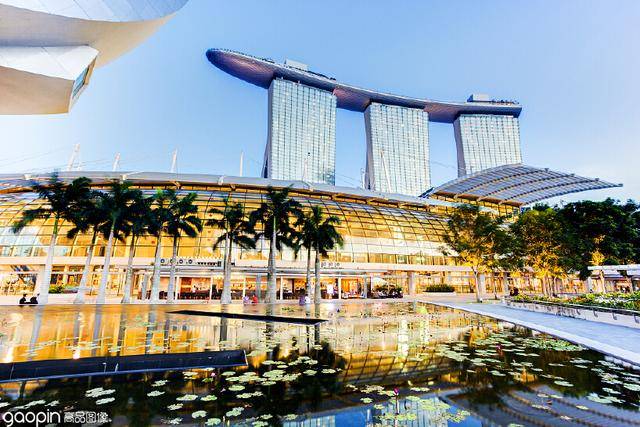 新加坡的标志性酒店，横跨三栋大楼的空中花园让你登临世界之巅