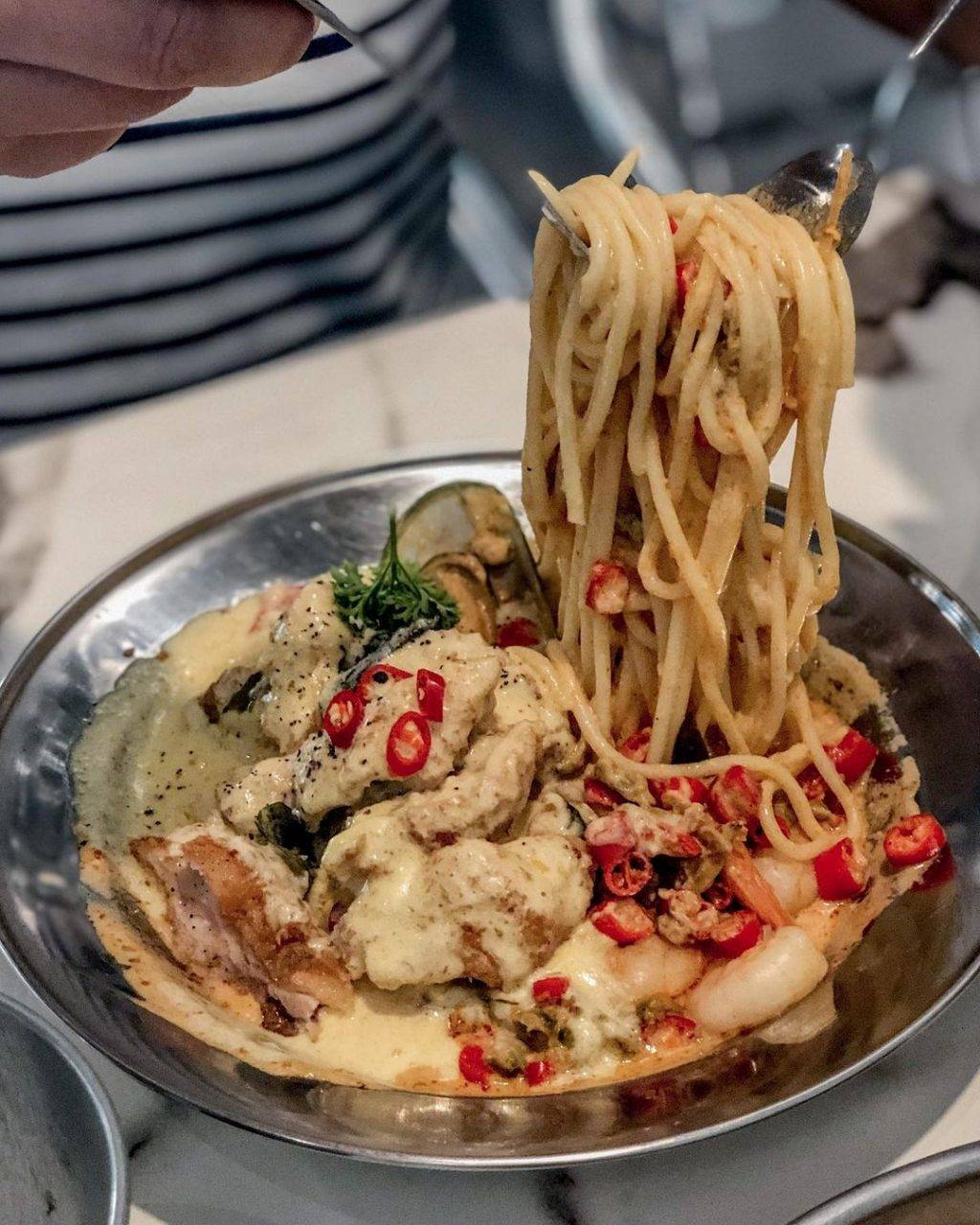 走入银色世界!乌节路平价网红西餐厅“49 seats”带你满墙银器打卡区🤩 便宜好吃又好拍