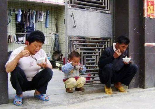 法國女生做這個動作侮辱華人，在新加坡被炮轟！亞洲蹲，一個碾壓歐美的姿勢