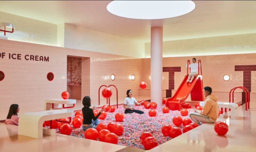 新加坡首家网红冰淇淋博物馆开门接客,网友:警察叔叔,这群帅哥靓妹没戴口罩