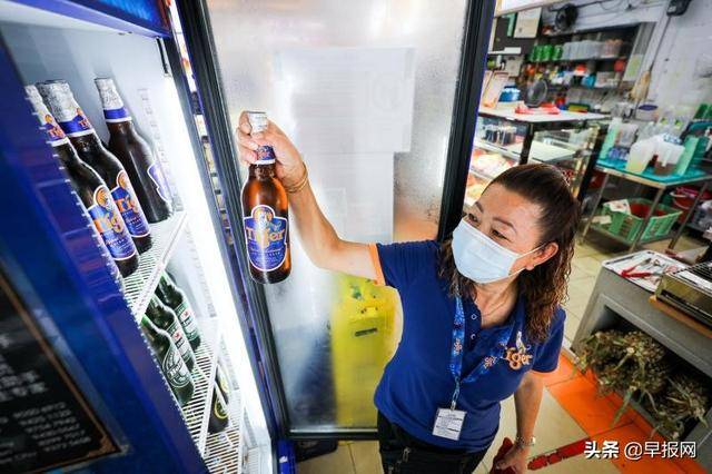 新加坡咖啡店一景：啤酒女郎 斟飲之間 不關風月