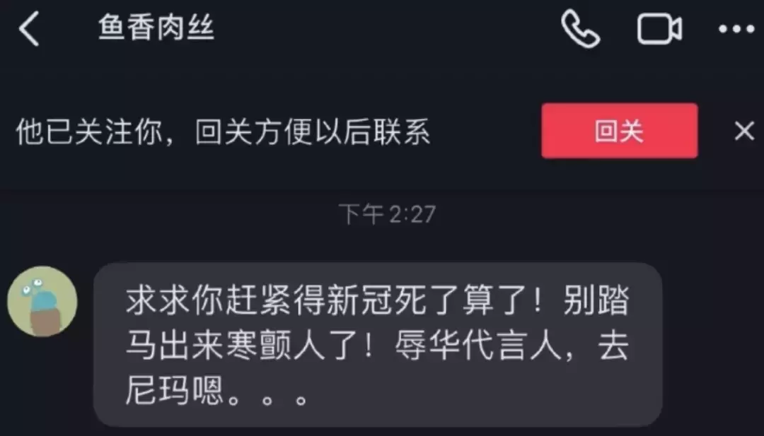 因为眯眯眼,她拍的这些照片被指辱华!外国女生做了这个姿势后,新加坡人也怒了