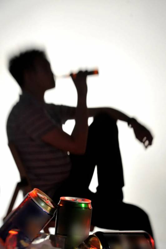 老板请到“酒鬼” 钓虾场上班第三天喝光16瓶酒