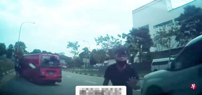 送货员上门取货起冲突 肉身拦车 敲打引擎盖