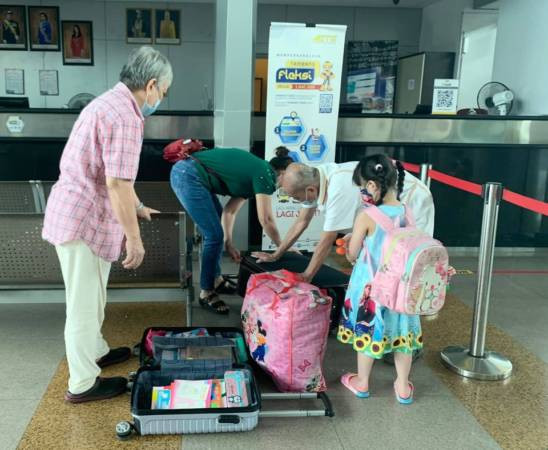 即将入狮城与父母团聚 临别前 孙儿抱紧祖母 