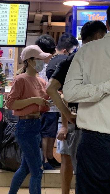 色酒客望眼欲穿 看到拍照就軟掉