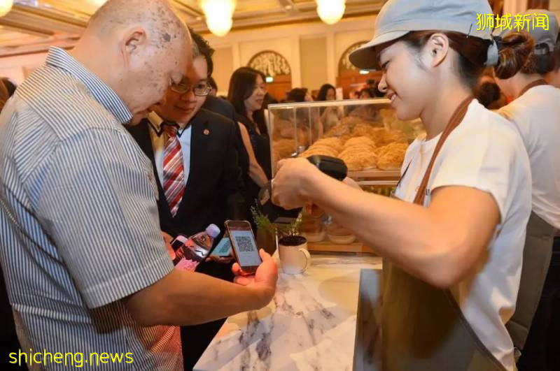 新加坡几乎所有超市满50新币享受8%折扣，用银联卡支付就能做到