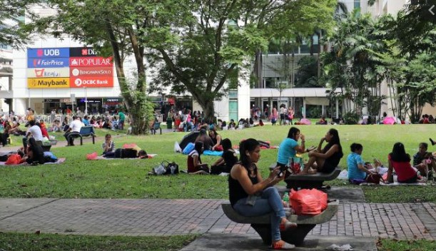女佣竟然周末赚外快！路边摆摊卖起杂菜饭