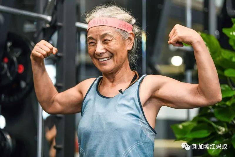中国有68岁“撸铁奶奶” 新加坡也有一群七旬“撸铁爷爷”