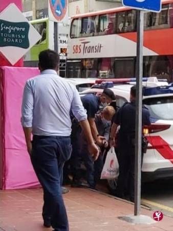 被老翁叫“走开” 纸巾叔竟亮小折刀 要捅人