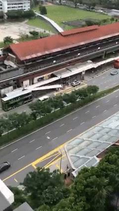 實拍新加坡巴士撞進德士站！頂棚倒塌、多人受傷，部長到場