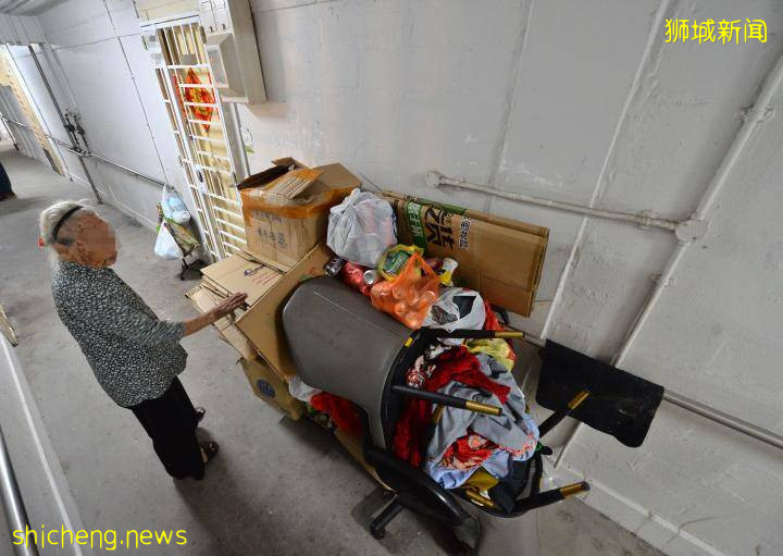 家中囤满杂物 九旬阿婆:靠这赚吃饭钱
