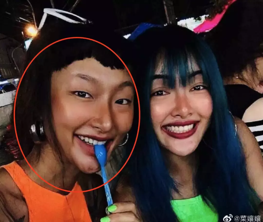 因为眯眯眼,她拍的这些照片被指辱华!外国女生做了这个姿势后,新加坡人也怒了