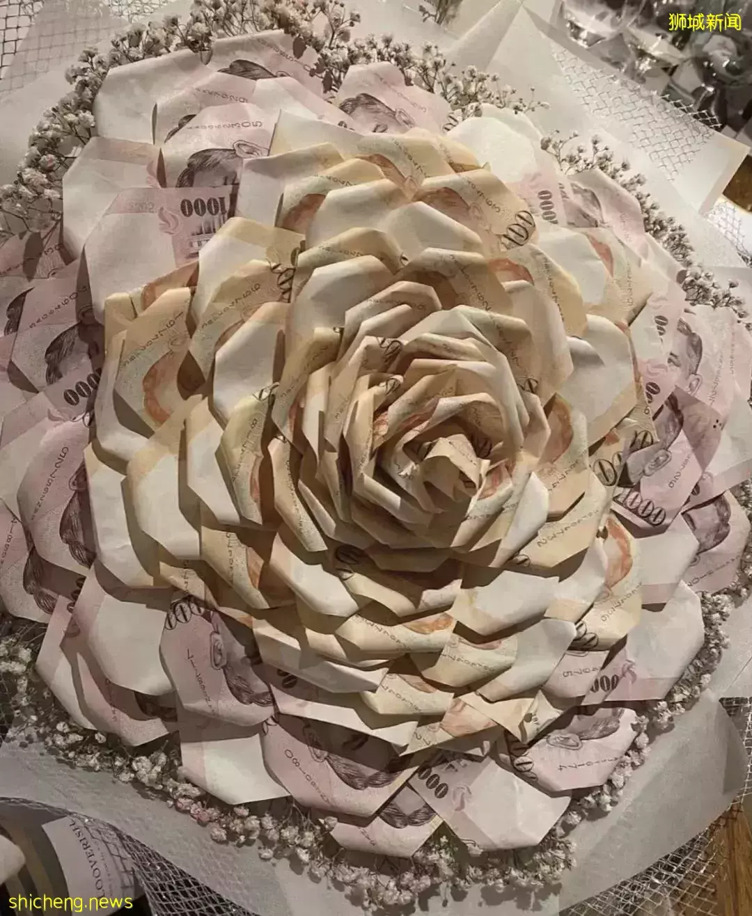 實拍新加坡夜店人浪起伏大狂歡，他爲挂花場女郎豪撒錢！下周病例一天2萬