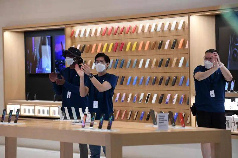 新加坡零售業提供近3600個就業與培訓機會,八成職位卻缺乏人問津,政府推出兩津貼鼓勵企業聘用年長者