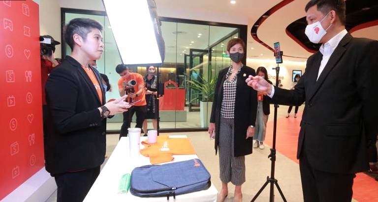 3年前，李顯龍總理說，新加坡部長在中國像個“鄉巴佬”。前天，這一切變了