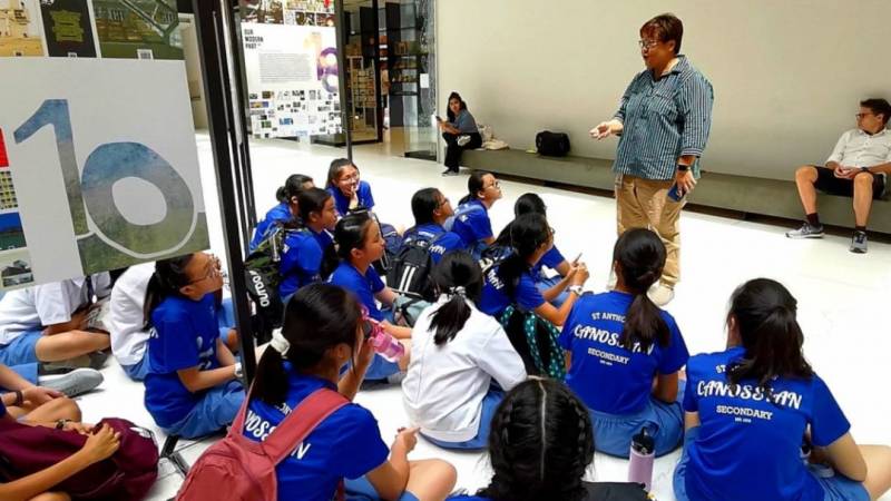 新加坡中小学开学第一天 |  迎新的同时，一项实行了近40年制度，开始逐渐退出历史的舞台