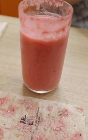 喝莓果冰沙咬到异物 母子误吞玻璃碎