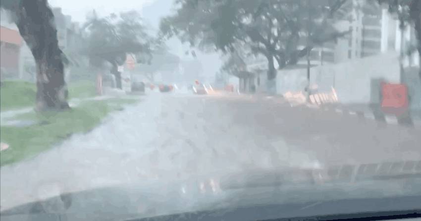 昨天!新加坡遭40年来最强暴雨袭击,全岛多处被洪水淹没,驾车犹如水中行船