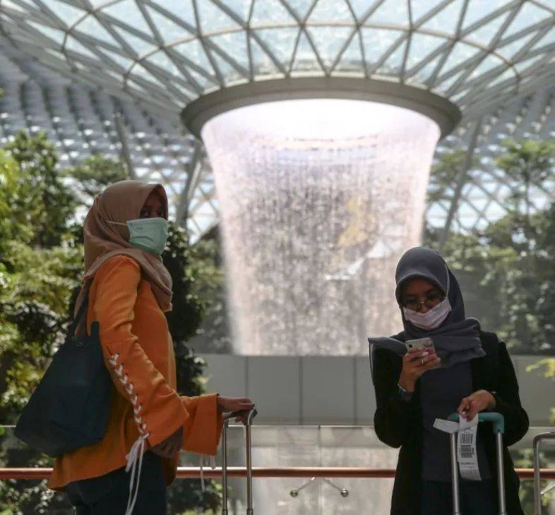 新加坡机场员工紧急检测!曝感染新冠后可能会出现这14种症状