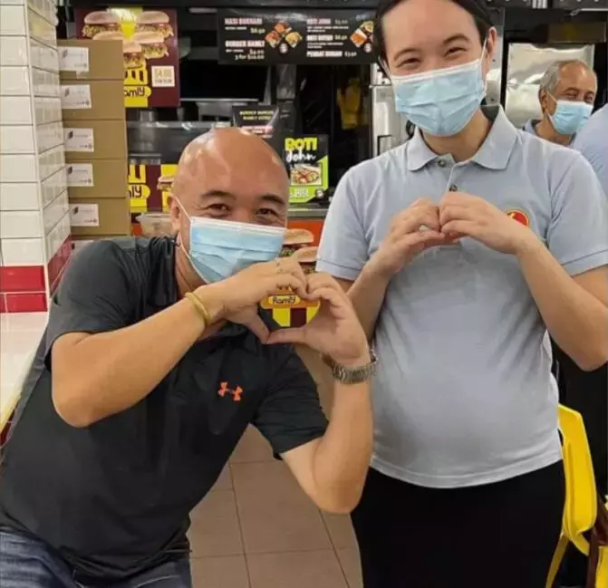 新加坡80后反对党女主席怀二胎,民众围着肚子纷纷送祝福