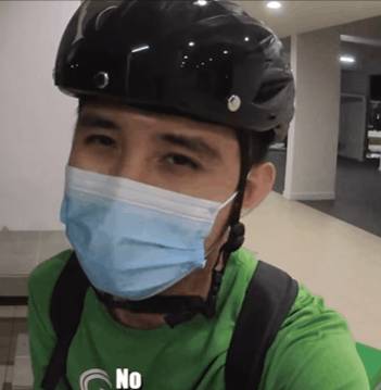 因爲疫情，他從新加坡知名銀行辭職，送起了外賣，日入200新幣