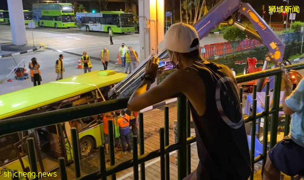 突发!新加坡一巴士从高处摔下,90度翻车窗户全碎!14人被紧急送往医院