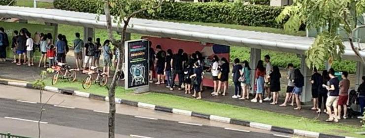 明古连地铁站这么多人排长队在干啥？原来是为了买可乐