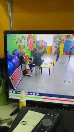 視頻曝光!這個新加坡籍女校長毆打虐童!“像拎小雞一樣”