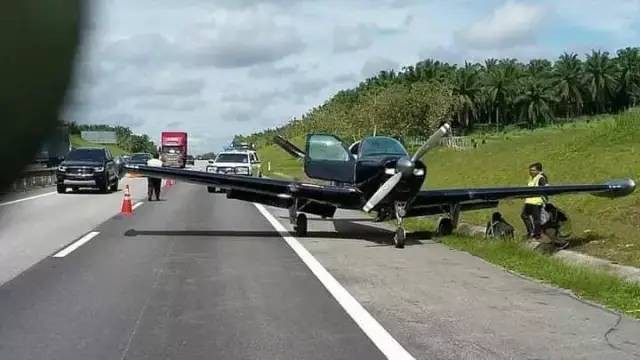 惊险一幕！新加坡飞机紧急迫降马国的高速公路