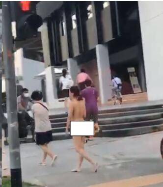 新加坡街頭再現裸女，一絲不挂、提著包包、不戴口罩