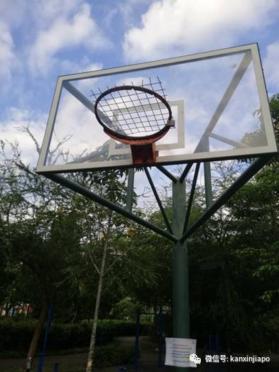 民众违例群聚运动,新加坡当局见招拆招,“你打球,我拆篮框”